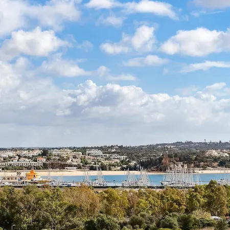 Апартаменты Bright Apt Marina View Steps To Beach Портиман