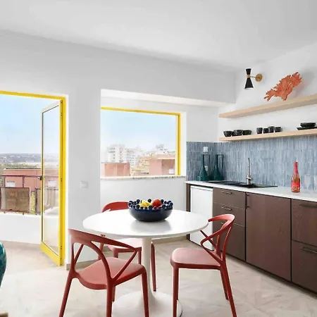 Bright Apt Marina View Steps To Beach Апартаменты